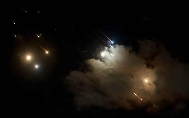 قصف جوي عنيف من إيران على القواعد الأمريكية في الكويت والبحرين